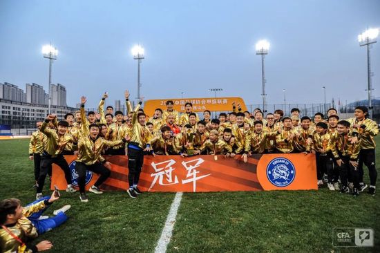 一上来就先给每个人点了一份极品鲍鱼，这一份菜，一个人就是1888元。